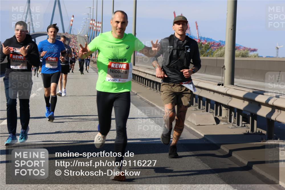 03.10.2025 - Köhlbrandbrückenlauf Strokosch-Dieckow http://msf.ph/oto/9116227 03.10.2025 12:50:40 Position 3 449, 4454, 450 meine-sportfotos.de