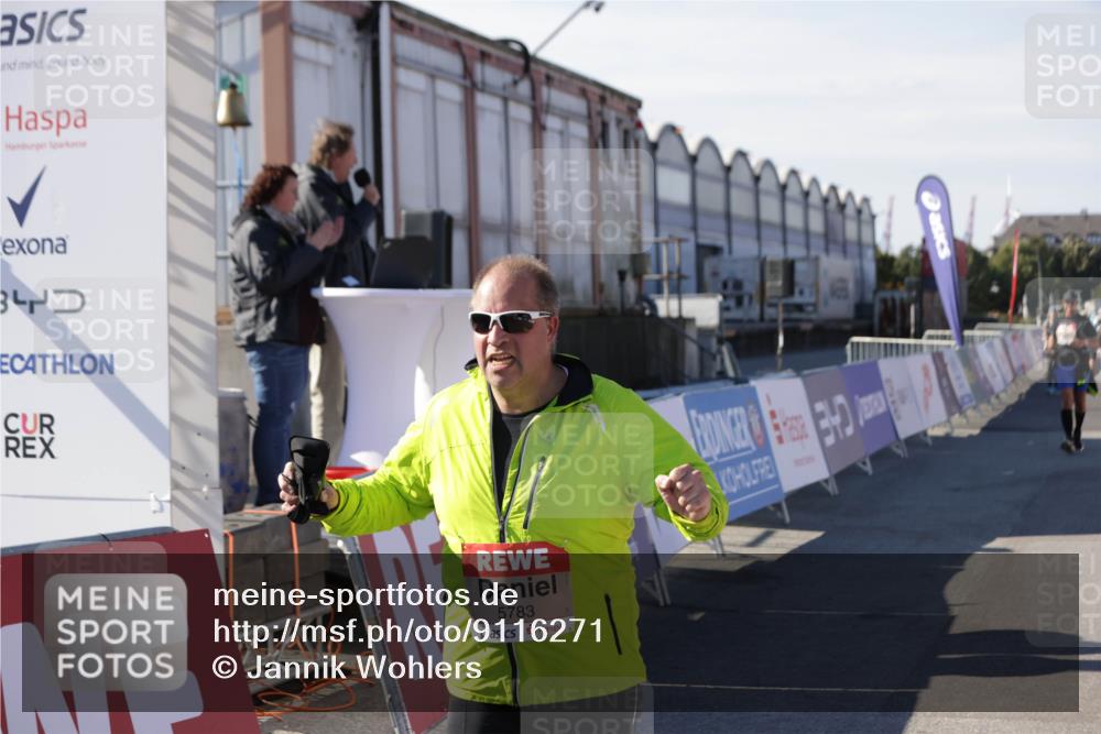 03.10.2025 - Köhlbrandbrückenlauf Jannik Wohlers http://msf.ph/oto/9116271 03.10.2025 13:33:19 Ziel 4755, 4775, 5413, 5783 meine-sportfotos.de