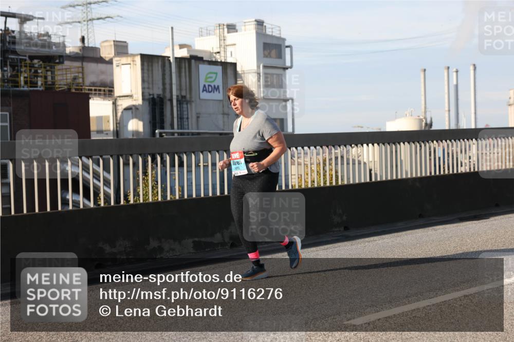 03.10.2025 - Köhlbrandbrückenlauf Lena Gebhardt http://msf.ph/oto/9116276 03.10.2025 10:19:49 Position 2 3992 meine-sportfotos.de