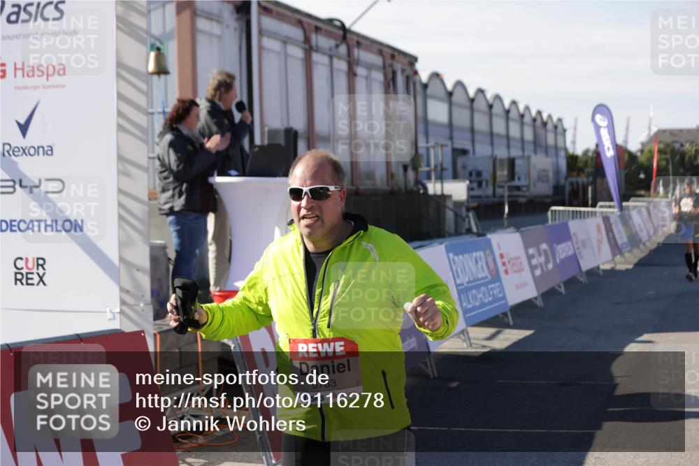 03.10.2025 - Köhlbrandbrückenlauf Jannik Wohlers http://msf.ph/oto/9116278 03.10.2025 13:33:19 Ziel 4755, 4775, 5413, 5783 meine-sportfotos.de