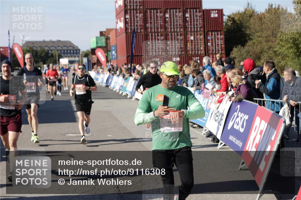 03.10.2025 - Köhlbrandbrückenlauf Jannik Wohlers http://msf.ph/oto/9116308 03.10.2025 13:02:46 Ziel 4116, 4579, 5245, 5726, 5793, 5810, 6175, 6255, 6447, 6739, 6783 meine-sportfotos.de
