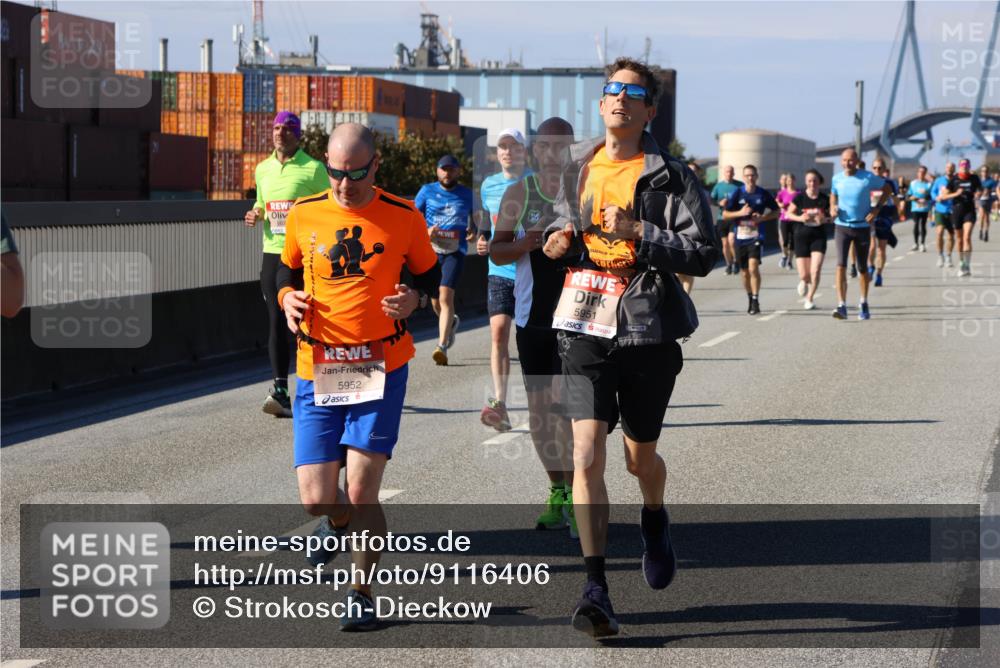 03.10.2025 - Köhlbrandbrückenlauf Strokosch-Dieckow http://msf.ph/oto/9116406 03.10.2025 12:51:05 Position 3 563, 5952, 5951 meine-sportfotos.de