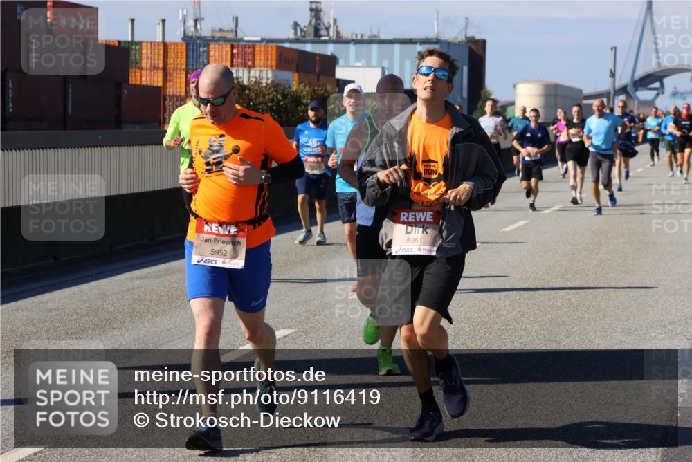 03.10.2025 - Köhlbrandbrückenlauf Strokosch-Dieckow http://msf.ph/oto/9116419 03.10.2025 12:51:06 Position 3 5952, 5951 meine-sportfotos.de