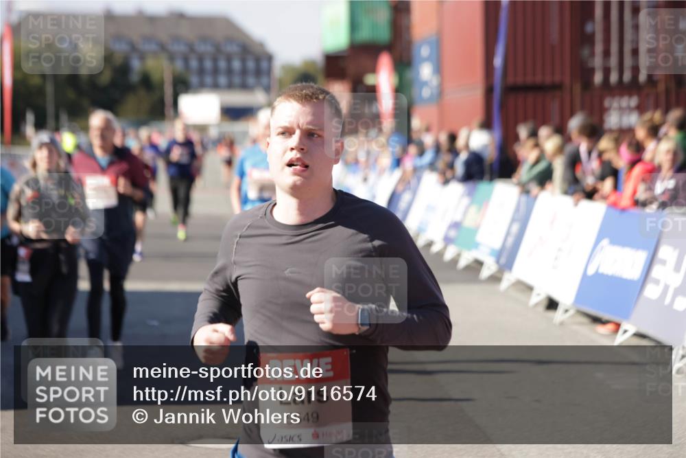03.10.2025 - Köhlbrandbrückenlauf Jannik Wohlers http://msf.ph/oto/9116574 03.10.2025 13:33:29 Ziel 4006, 5179, 5211, 5281, 5413, 5549, 6094, 6276 meine-sportfotos.de