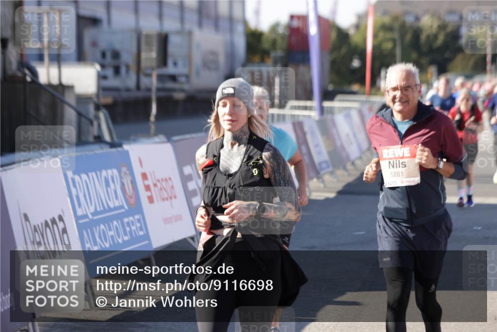 03.10.2025 - Köhlbrandbrückenlauf Jannik Wohlers http://msf.ph/oto/9116698 03.10.2025 13:33:32 Ziel 4006, 4744, 5179, 5211, 5281, 5413, 5546, 5549, 6094, 6276 meine-sportfotos.de