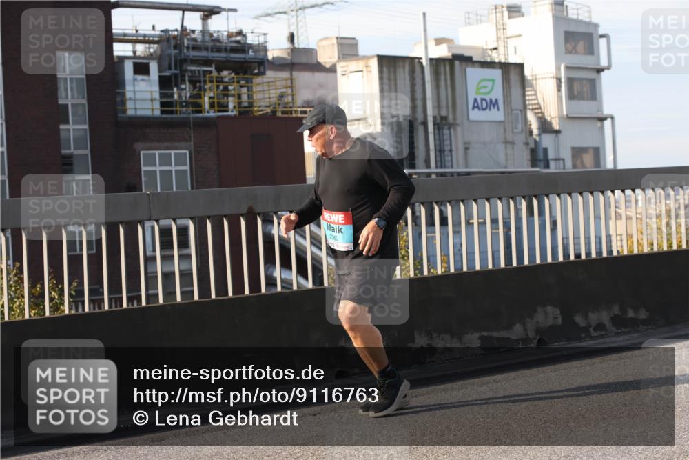 03.10.2025 - Köhlbrandbrückenlauf Lena Gebhardt http://msf.ph/oto/9116763 03.10.2025 10:21:23 Position 2 2360 meine-sportfotos.de