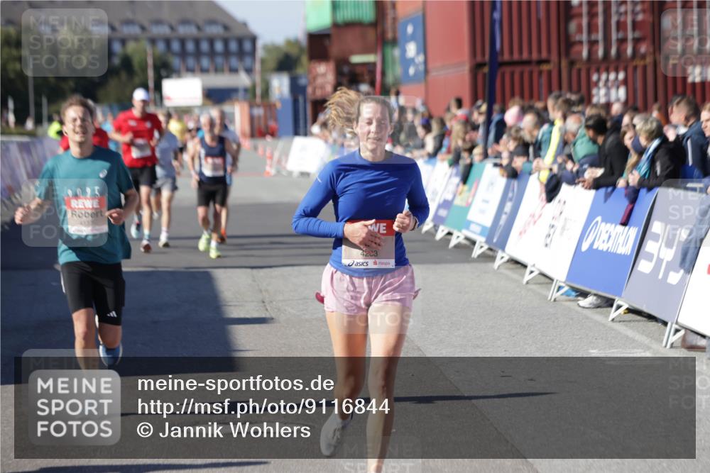 03.10.2025 - Köhlbrandbrückenlauf Jannik Wohlers http://msf.ph/oto/9116844 03.10.2025 13:02:55 Ziel 4095, 4116, 4137, 4203, 4279, 4294, 4619, 4747, 5245, 5793, 5810, 6175, 6447, 6739, 6770 meine-sportfotos.de