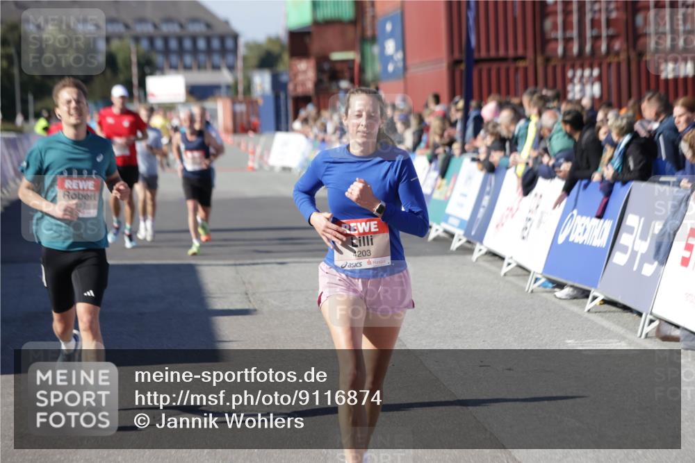 03.10.2025 - Köhlbrandbrückenlauf Jannik Wohlers http://msf.ph/oto/9116874 03.10.2025 13:02:55 Ziel 4095, 4116, 4137, 4203, 4279, 4294, 4619, 4747, 5245, 5793, 5810, 6175, 6447, 6739, 6770 meine-sportfotos.de