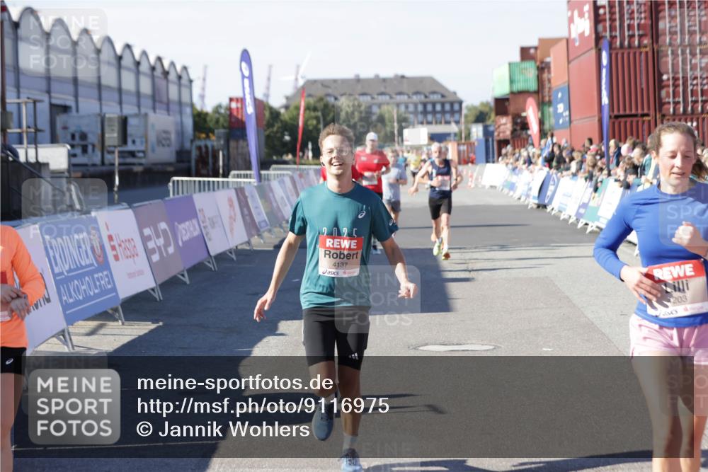 03.10.2025 - Köhlbrandbrückenlauf Jannik Wohlers http://msf.ph/oto/9116975 03.10.2025 13:02:57 Ziel 4095, 4137, 4203, 4279, 4294, 4619, 4747, 5245, 5793, 6175, 6447, 6655, 6770 meine-sportfotos.de