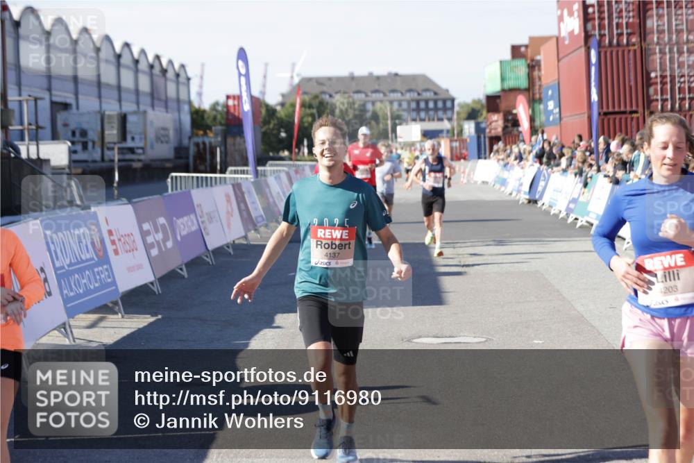 03.10.2025 - Köhlbrandbrückenlauf Jannik Wohlers http://msf.ph/oto/9116980 03.10.2025 13:02:57 Ziel 4095, 4137, 4203, 4279, 4294, 4619, 4747, 5245, 5793, 6175, 6447, 6655, 6770 meine-sportfotos.de