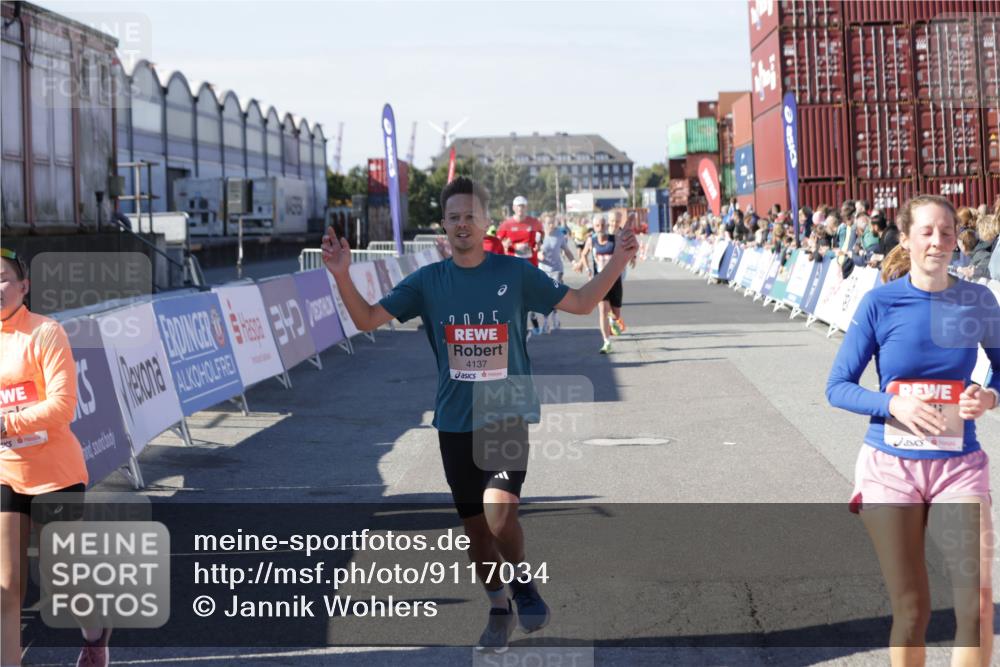 03.10.2025 - Köhlbrandbrückenlauf Jannik Wohlers http://msf.ph/oto/9117034 03.10.2025 13:02:57 Ziel 4095, 4137, 4203, 4279, 4294, 4619, 4747, 5245, 5793, 6175, 6447, 6655, 6770 meine-sportfotos.de