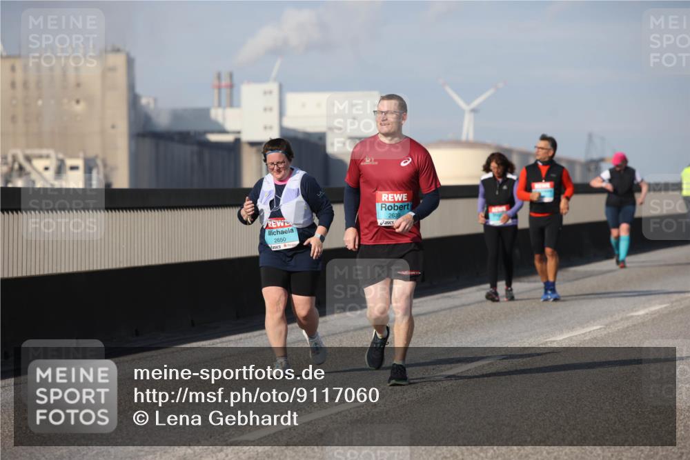 03.10.2025 - Köhlbrandbrückenlauf Lena Gebhardt http://msf.ph/oto/9117060 03.10.2025 10:22:00 Position 2 222, 2650, 2639 meine-sportfotos.de