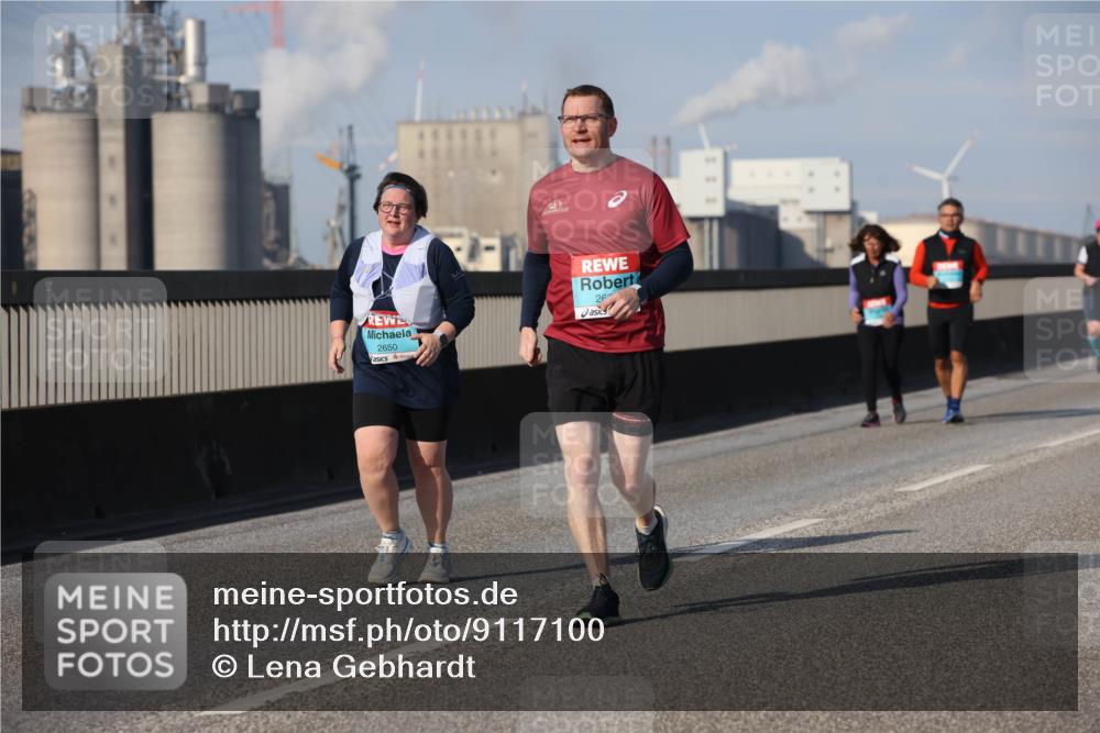 03.10.2025 - Köhlbrandbrückenlauf Lena Gebhardt http://msf.ph/oto/9117100 03.10.2025 10:22:04 Position 2 2650, 26 meine-sportfotos.de