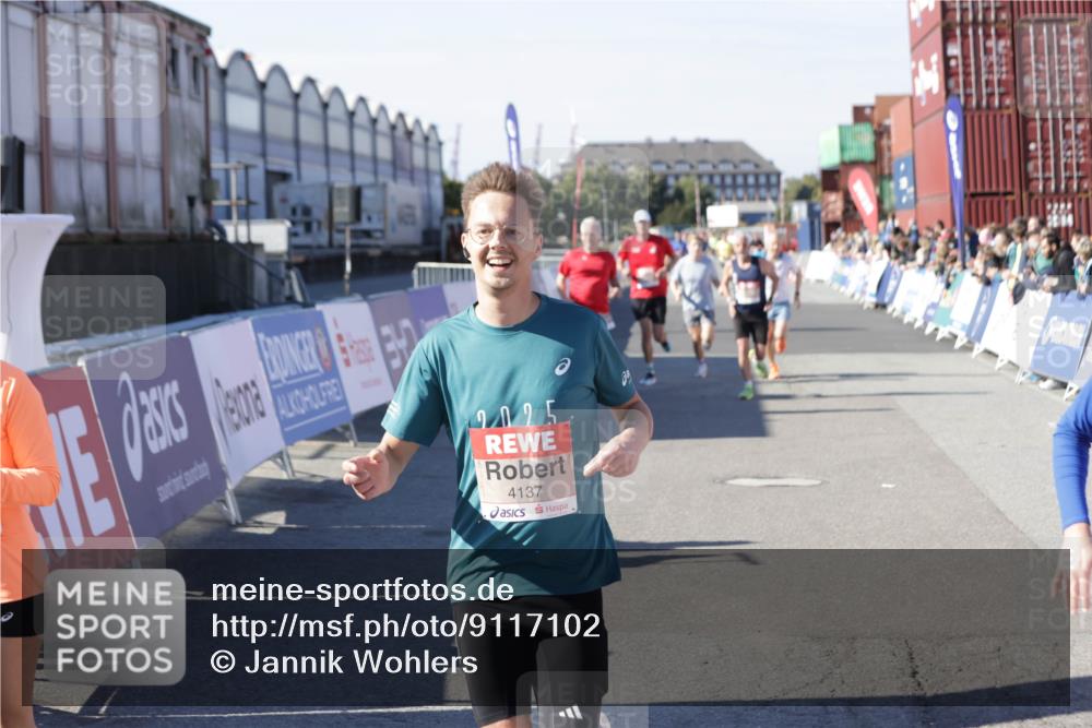 03.10.2025 - Köhlbrandbrückenlauf Jannik Wohlers http://msf.ph/oto/9117102 03.10.2025 13:02:58 Ziel 4095, 4137, 4203, 4279, 4294, 4619, 4747, 6175, 6447, 6655, 6770 meine-sportfotos.de