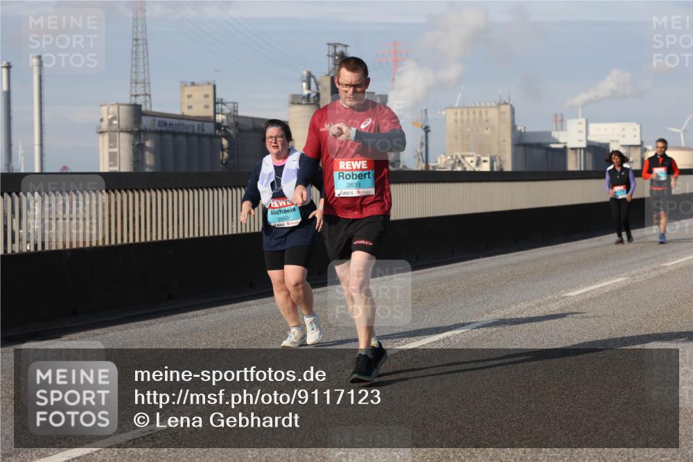 03.10.2025 - Köhlbrandbrückenlauf Lena Gebhardt http://msf.ph/oto/9117123 03.10.2025 10:22:05 Position 2 2650, 2639 meine-sportfotos.de