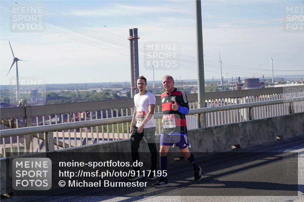 03.10.2025 - Köhlbrandbrückenlauf Michael Burmester http://msf.ph/oto/9117195 03.10.2025 12:58:47 Position 2 5891, 5892 meine-sportfotos.de