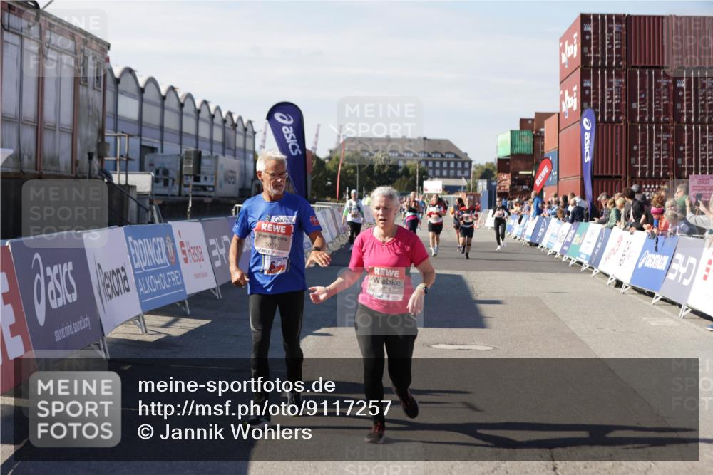 03.10.2025 - Köhlbrandbrückenlauf Jannik Wohlers http://msf.ph/oto/9117257 03.10.2025 13:33:47 Ziel 4744, 5074, 5077, 5367, 5546, 5579, 6734 meine-sportfotos.de