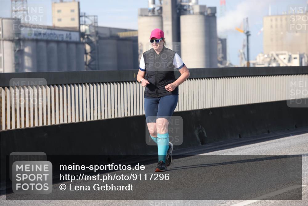 03.10.2025 - Köhlbrandbrückenlauf Lena Gebhardt http://msf.ph/oto/9117296 03.10.2025 10:22:19 Position 2  meine-sportfotos.de