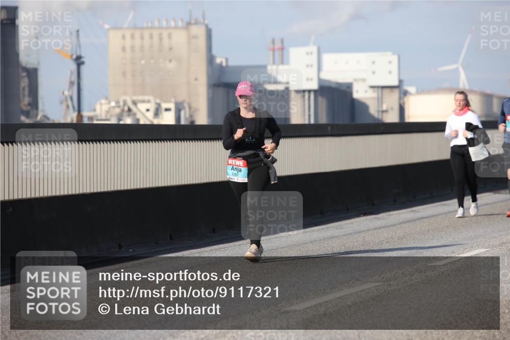 03.10.2025 - Köhlbrandbrückenlauf Lena Gebhardt http://msf.ph/oto/9117321 03.10.2025 10:22:41 Position 2 2367 meine-sportfotos.de