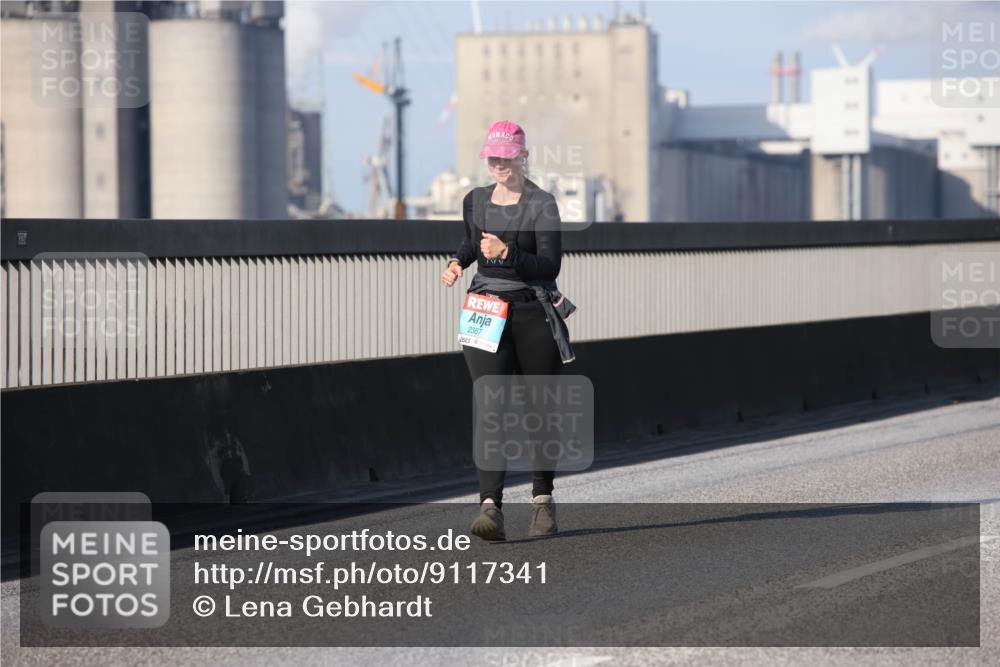 03.10.2025 - Köhlbrandbrückenlauf Lena Gebhardt http://msf.ph/oto/9117341 03.10.2025 10:22:43 Position 2 2367 meine-sportfotos.de