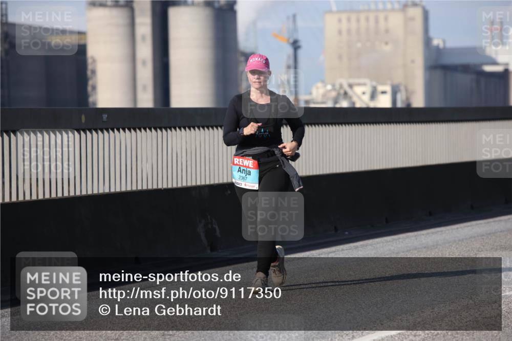 03.10.2025 - Köhlbrandbrückenlauf Lena Gebhardt http://msf.ph/oto/9117350 03.10.2025 10:22:44 Position 2 2367 meine-sportfotos.de