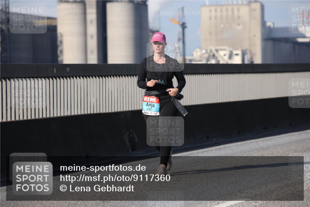 03.10.2025 - Köhlbrandbrückenlauf Lena Gebhardt http://msf.ph/oto/9117360 03.10.2025 10:22:44 Position 2 2367 meine-sportfotos.de