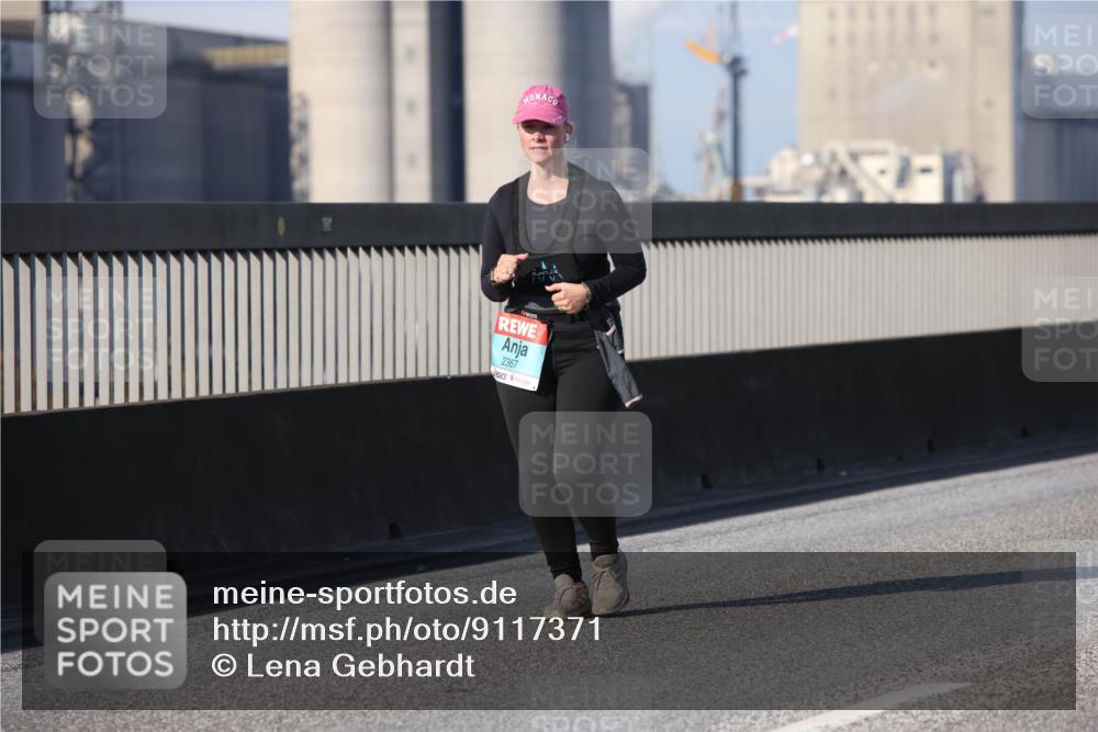 03.10.2025 - Köhlbrandbrückenlauf Lena Gebhardt http://msf.ph/oto/9117371 03.10.2025 10:22:44 Position 2 2367 meine-sportfotos.de