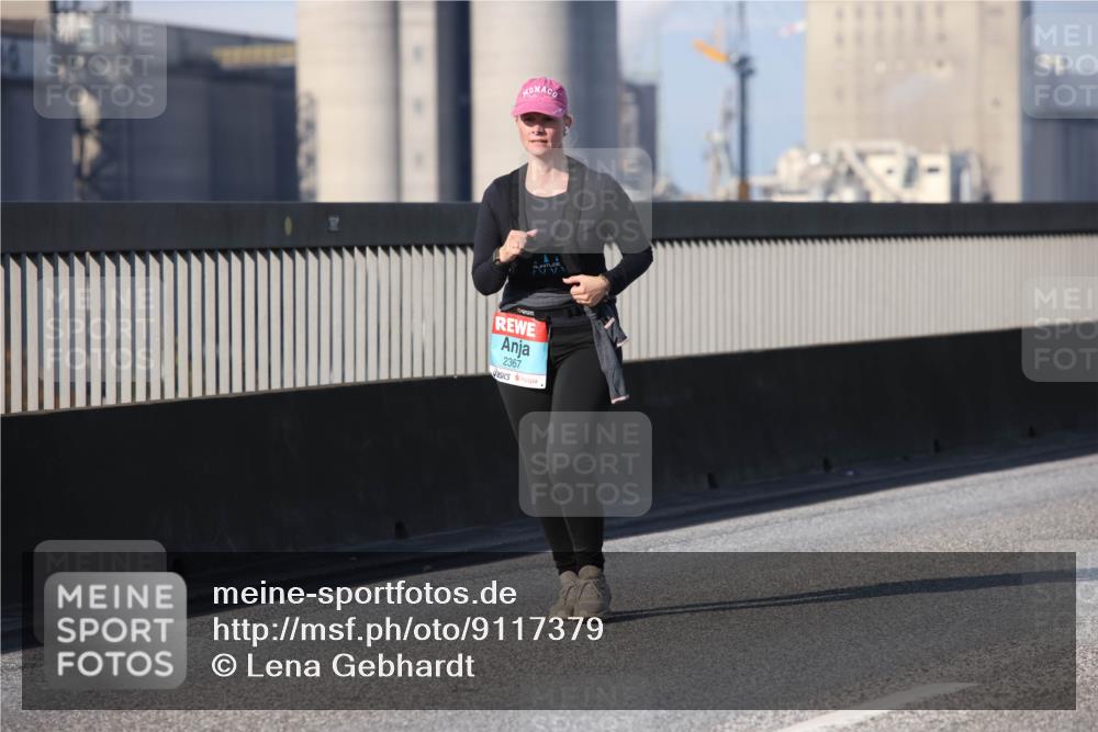 03.10.2025 - Köhlbrandbrückenlauf Lena Gebhardt http://msf.ph/oto/9117379 03.10.2025 10:22:44 Position 2 2367 meine-sportfotos.de