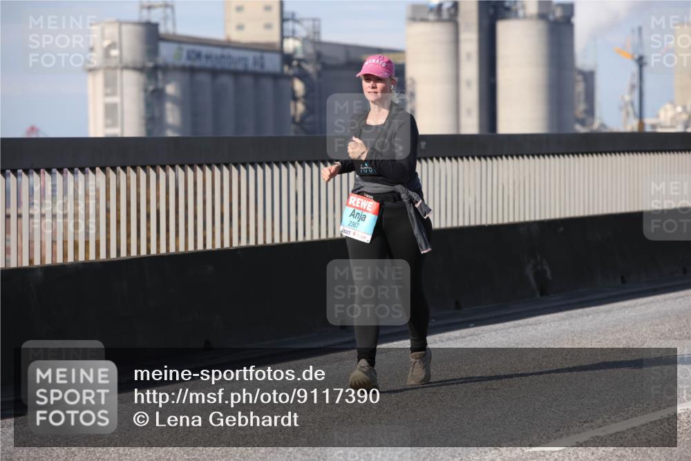 03.10.2025 - Köhlbrandbrückenlauf Lena Gebhardt http://msf.ph/oto/9117390 03.10.2025 10:22:46 Position 2 2367 meine-sportfotos.de
