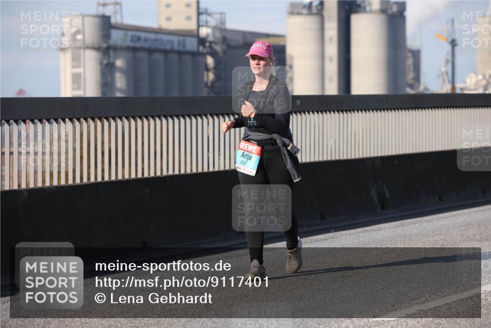03.10.2025 - Köhlbrandbrückenlauf Lena Gebhardt http://msf.ph/oto/9117401 03.10.2025 10:22:46 Position 2 2367 meine-sportfotos.de
