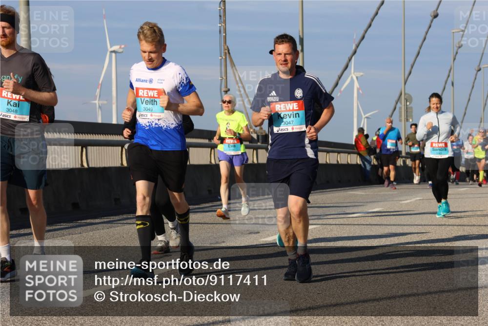 03.10.2025 - Köhlbrandbrückenlauf Strokosch-Dieckow http://msf.ph/oto/9117411 03.10.2025 09:51:01 Position 2 3048, 3049, 3047 meine-sportfotos.de