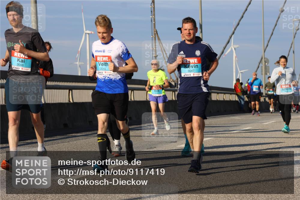 03.10.2025 - Köhlbrandbrückenlauf Strokosch-Dieckow http://msf.ph/oto/9117419 03.10.2025 09:51:01 Position 2 3048, 3049, 3047 meine-sportfotos.de