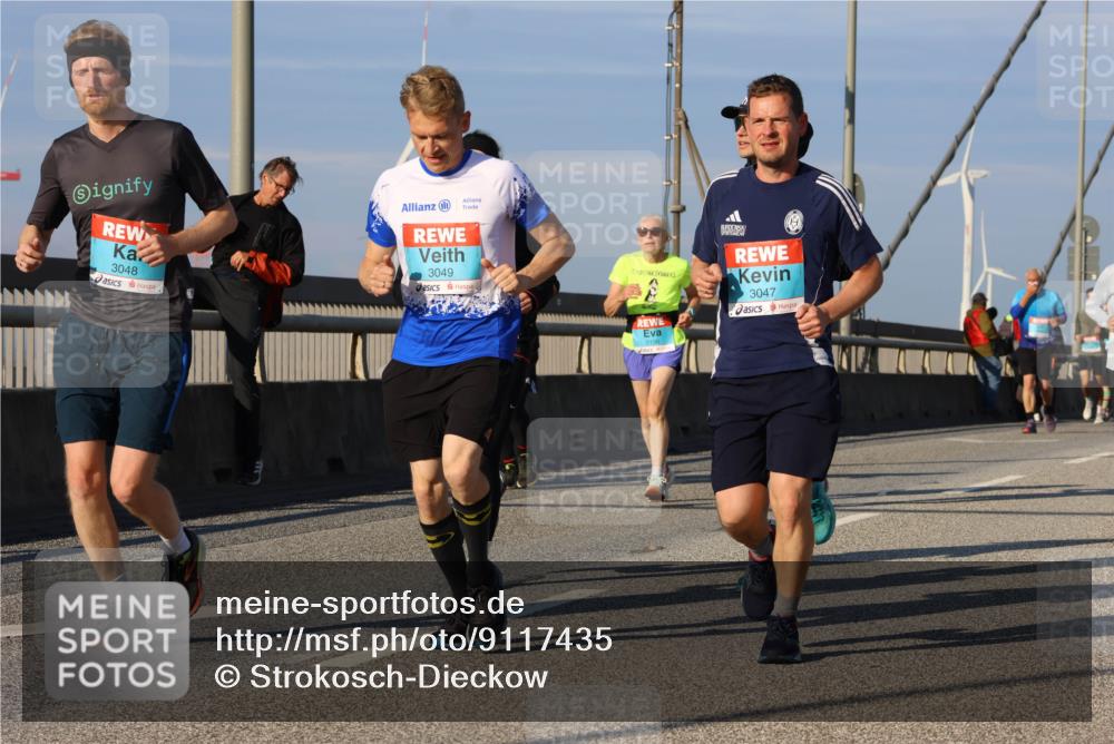 03.10.2025 - Köhlbrandbrückenlauf Strokosch-Dieckow http://msf.ph/oto/9117435 03.10.2025 09:51:01 Position 2 3048, 3049, 3047 meine-sportfotos.de