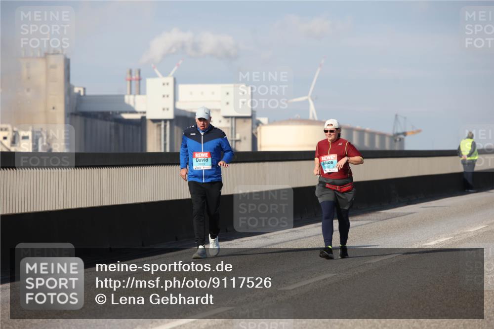 03.10.2025 - Köhlbrandbrückenlauf Lena Gebhardt http://msf.ph/oto/9117526 03.10.2025 10:23:02 Position 2 2623 meine-sportfotos.de