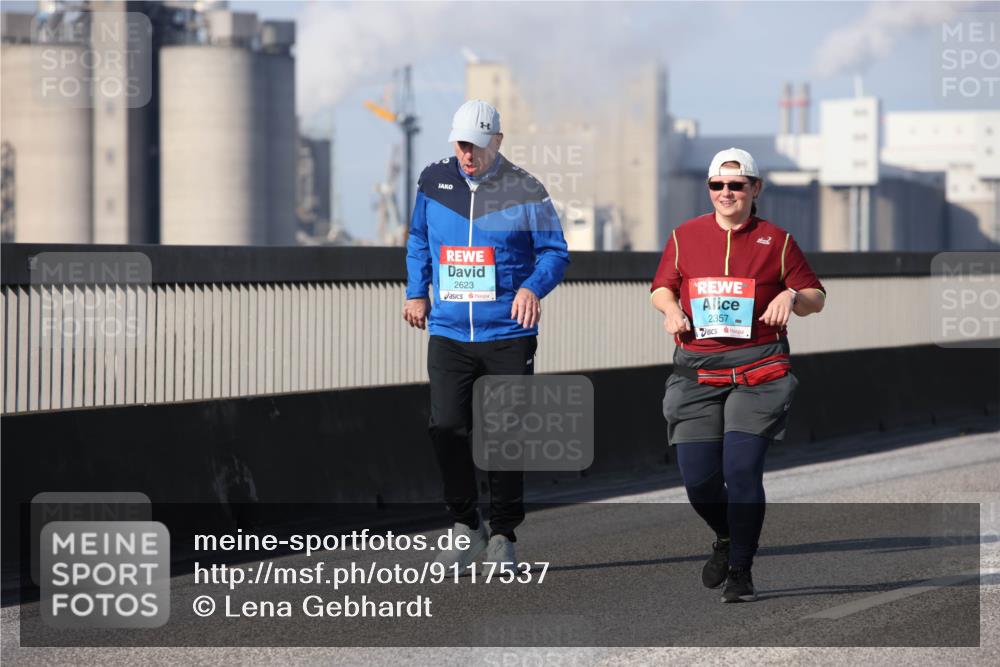 03.10.2025 - Köhlbrandbrückenlauf Lena Gebhardt http://msf.ph/oto/9117537 03.10.2025 10:23:08 Position 2 2623, 2357 meine-sportfotos.de