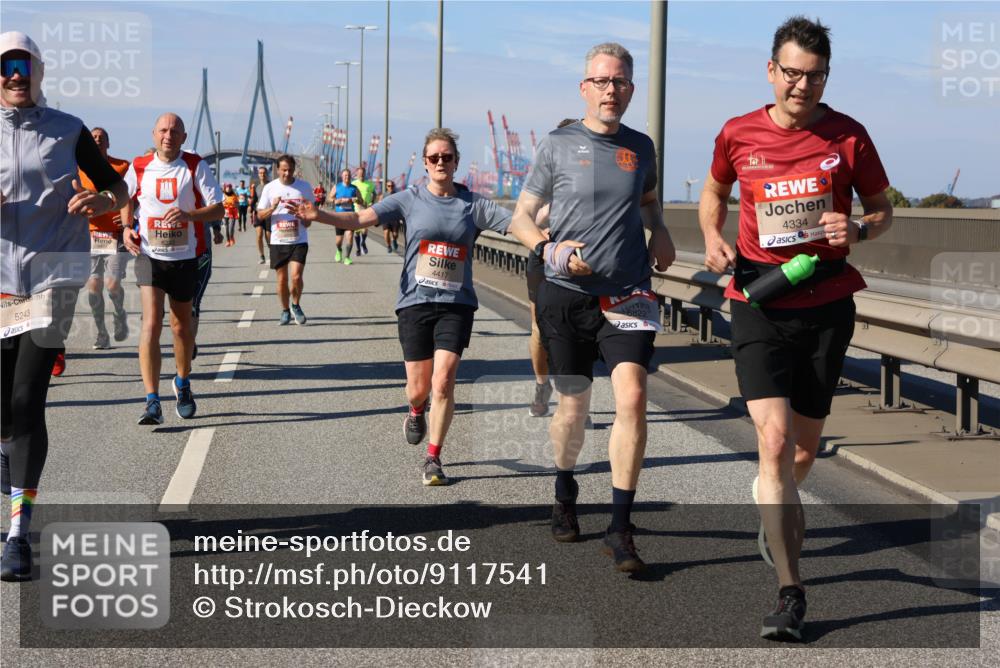 03.10.2025 - Köhlbrandbrückenlauf Strokosch-Dieckow http://msf.ph/oto/9117541 03.10.2025 12:53:01 Position 3 5243, 4417, 4334 meine-sportfotos.de