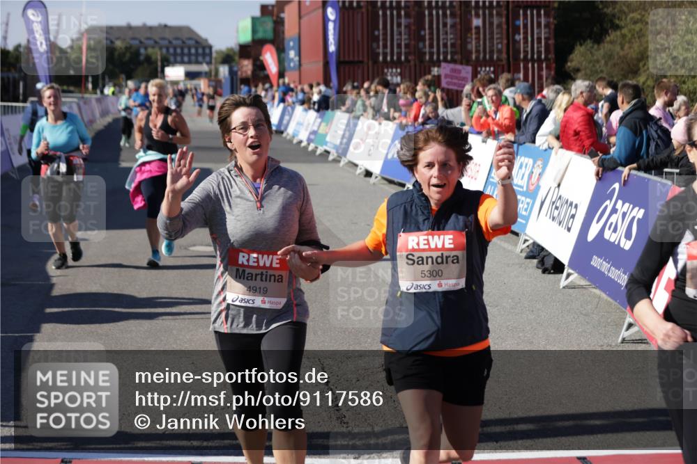 03.10.2025 - Köhlbrandbrückenlauf Jannik Wohlers http://msf.ph/oto/9117586 03.10.2025 13:34:00 Ziel 4438, 4919, 4970, 5036, 5300, 6246, 6420, 6421 meine-sportfotos.de