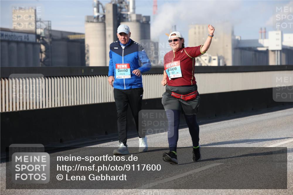 03.10.2025 - Köhlbrandbrückenlauf Lena Gebhardt http://msf.ph/oto/9117600 03.10.2025 10:23:10 Position 2 2623, 2357 meine-sportfotos.de