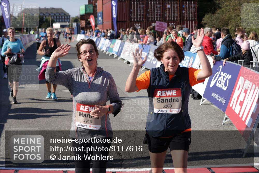 03.10.2025 - Köhlbrandbrückenlauf Jannik Wohlers http://msf.ph/oto/9117616 03.10.2025 13:34:00 Ziel 4438, 4919, 4970, 5036, 5300, 6246, 6420, 6421 meine-sportfotos.de