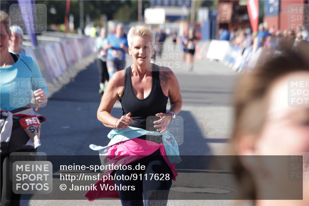 03.10.2025 - Köhlbrandbrückenlauf Jannik Wohlers http://msf.ph/oto/9117628 03.10.2025 13:34:01 Ziel 4438, 4919, 4970, 5036, 5300, 6246, 6420, 6421 meine-sportfotos.de