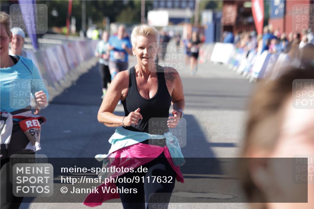 03.10.2025 - Köhlbrandbrückenlauf Jannik Wohlers http://msf.ph/oto/9117632 03.10.2025 13:34:01 Ziel 4438, 4919, 4970, 5036, 5300, 6246, 6420, 6421 meine-sportfotos.de