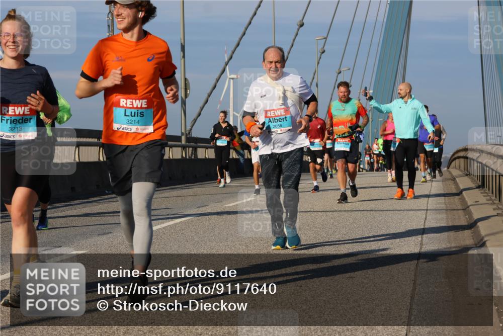 03.10.2025 - Köhlbrandbrückenlauf Strokosch-Dieckow http://msf.ph/oto/9117640 03.10.2025 09:51:20 Position 2 3213, 3214, 2056 meine-sportfotos.de