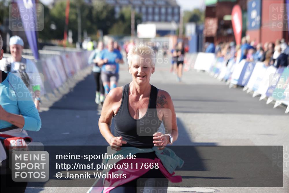 03.10.2025 - Köhlbrandbrückenlauf Jannik Wohlers http://msf.ph/oto/9117668 03.10.2025 13:34:02 Ziel 4438, 4919, 4970, 5036, 5300, 6246, 6420, 6421 meine-sportfotos.de