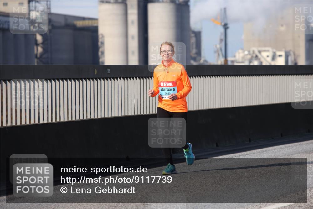 03.10.2025 - Köhlbrandbrückenlauf Lena Gebhardt http://msf.ph/oto/9117739 03.10.2025 10:23:58 Position 2 2669 meine-sportfotos.de