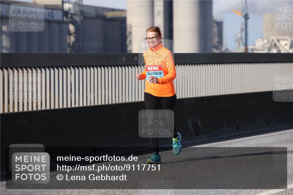 03.10.2025 - Köhlbrandbrückenlauf Lena Gebhardt http://msf.ph/oto/9117751 03.10.2025 10:23:58 Position 2  meine-sportfotos.de