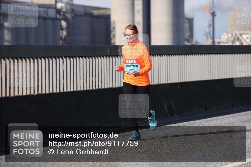 03.10.2025 - Köhlbrandbrückenlauf Lena Gebhardt http://msf.ph/oto/9117759 03.10.2025 10:23:58 Position 2 2669 meine-sportfotos.de