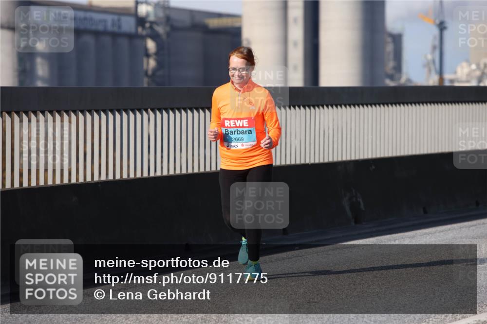 03.10.2025 - Köhlbrandbrückenlauf Lena Gebhardt http://msf.ph/oto/9117775 03.10.2025 10:23:59 Position 2 2669 meine-sportfotos.de
