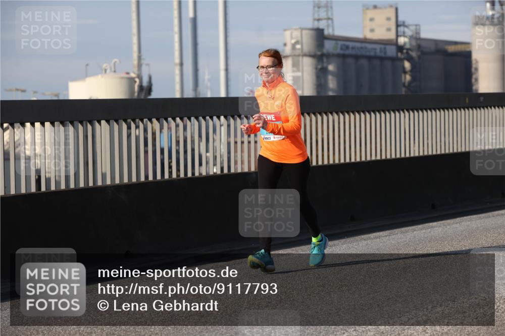 03.10.2025 - Köhlbrandbrückenlauf Lena Gebhardt http://msf.ph/oto/9117793 03.10.2025 10:24:00 Position 2  meine-sportfotos.de