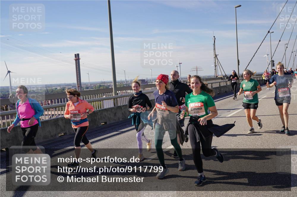 03.10.2025 - Köhlbrandbrückenlauf Michael Burmester http://msf.ph/oto/9117799 03.10.2025 12:59:14 Position 2 4801, 6106, 6105 meine-sportfotos.de