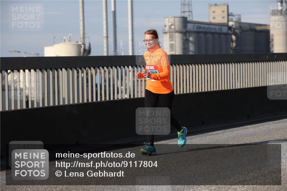 03.10.2025 - Köhlbrandbrückenlauf Lena Gebhardt http://msf.ph/oto/9117804 03.10.2025 10:24:00 Position 2  meine-sportfotos.de